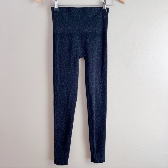 SPANX Look At Me Now Seamless Legging in Black‎ Camo, Size Small - Picture 9 of 10